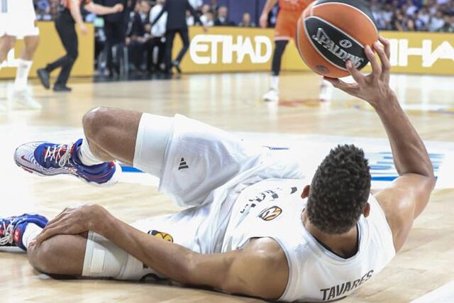 Walter Tavares, tirado en el suelo en la acci�n en la que se lastim� la rodilla izquierda.