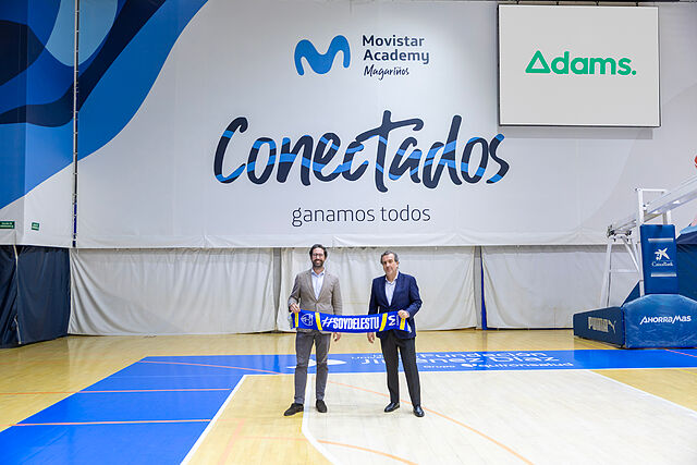 Foto de familia entre representantes de Adams y del Estudiantes tras formalizar el acuerdo.