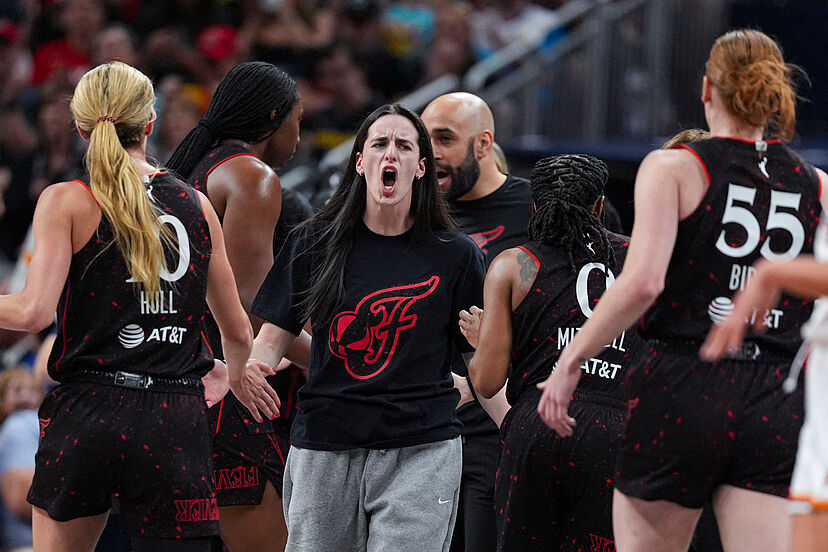 Caitlin Clark shows visible frustration about her disappointing season with  bench outburst toward referees in loss to Paige Bueckers | Marca