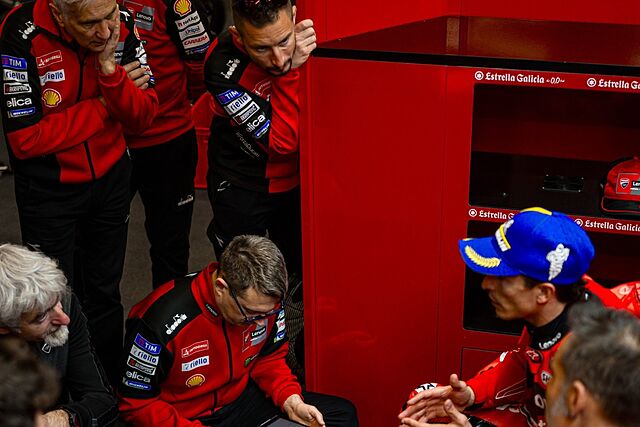 Marc M�rquez, hablando con los t�cnicos.