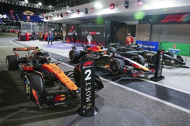 Los coches de Norris y Verstappen en el parque cerrado.