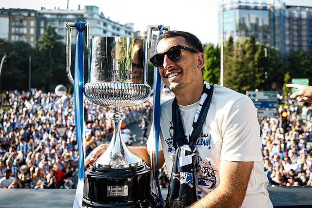 Mikel Oyarzabal posa con la Copa delante de los miles de aficionados que hubo en las calles de San Sebasti�n.