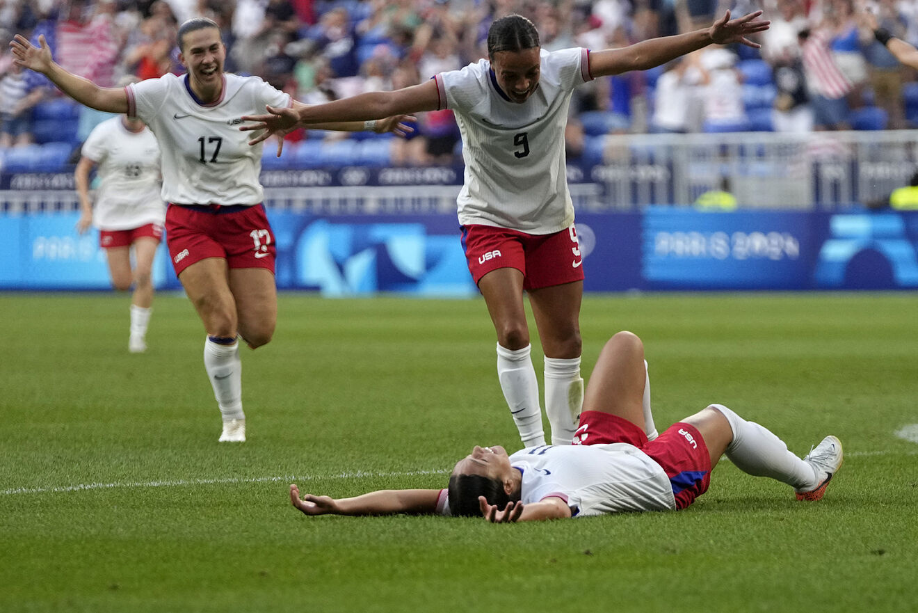 United States' Sophia Smithcelebrates with team mates the opening goal