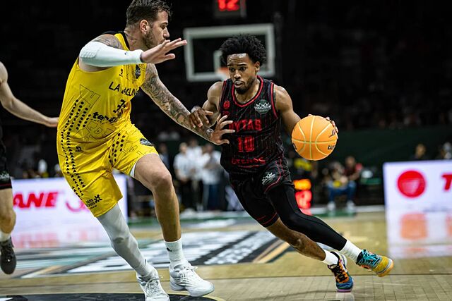 Jerrick Harding intenta superar a Fran Guerra durante el partido.