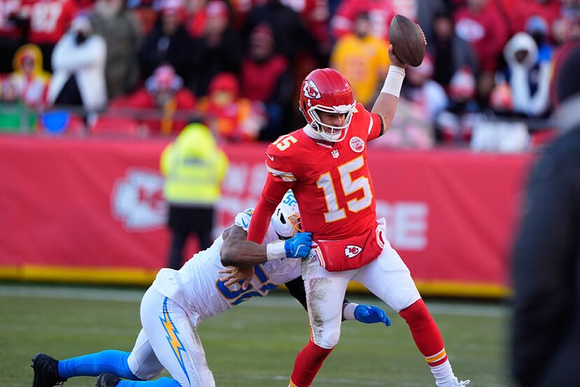 The horrifying moment Patrick Mahomes suffers a gruesome knee injury | Marca