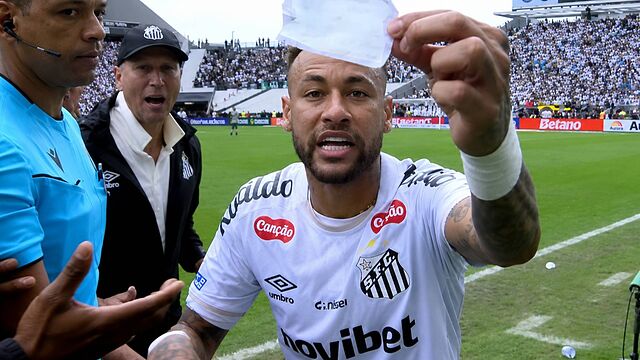 El jugador del Santos, Neymar Jr. sufri� esta surrealista situaci�n. El cuarto �rbitro se equivoc� en el cambio y Neymar tuvo que irse del partido. El ex del Barcelona y PSG mostr� a c�mara el peque�o papel de la sustituci�n.