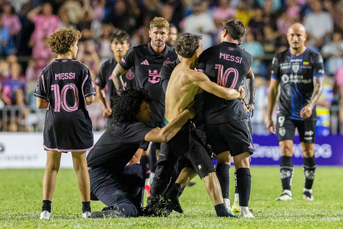 Several fans jump onto the field and throw Messi to the ground: danger in Puerto Rico