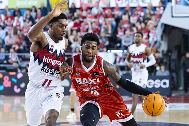 David Duke Jrante la defensa de Trent Forrest.