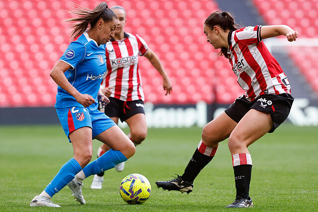 Fiamma Ben�tez encara a una jugadora del Athletic Club en San Mam�s