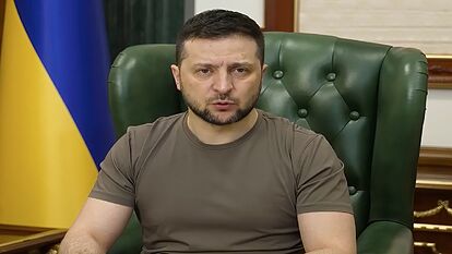 Why does Zelensky wear a simple green T-shirt? | Marca