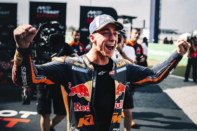 Pedro Acosta celebra en MotoGP