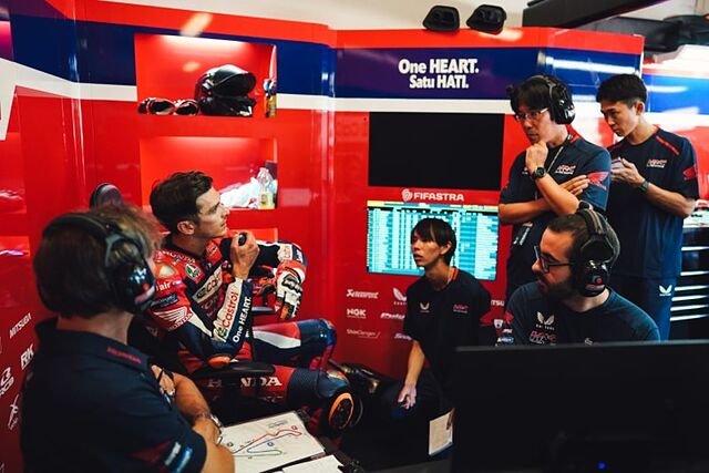 Luca Marini habla y los japoneses escuchan en Misano.