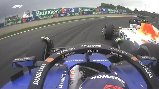 Sainz, en el momento del toque con Lawson, que se hizo largo y no dej� espacio.