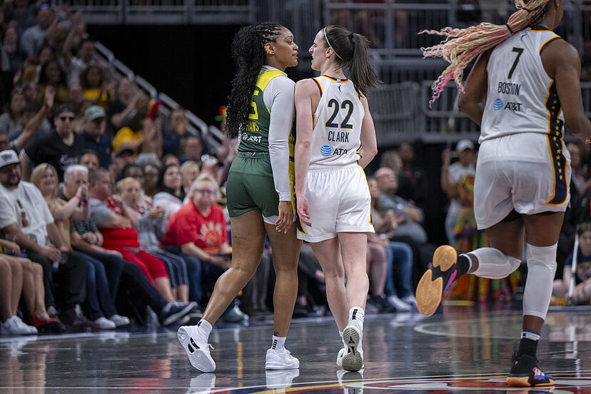 Caitlin Clark shows a spicy character in response to opposite players  "bullying" | Marca