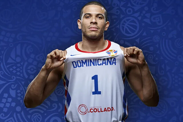 Dagoberto Pe�a posando con la camiseta de la selecci�n de la Rep�blica Dominicana.