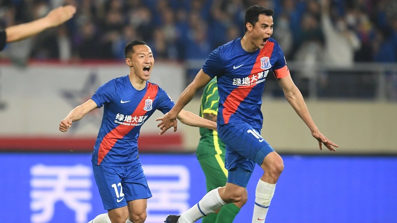 Gio Moreno, con Wu Xi a su espalda, corre a celebrar el primer gol del...