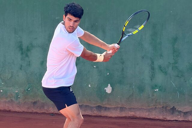 Alcaraz pega de rev�s.