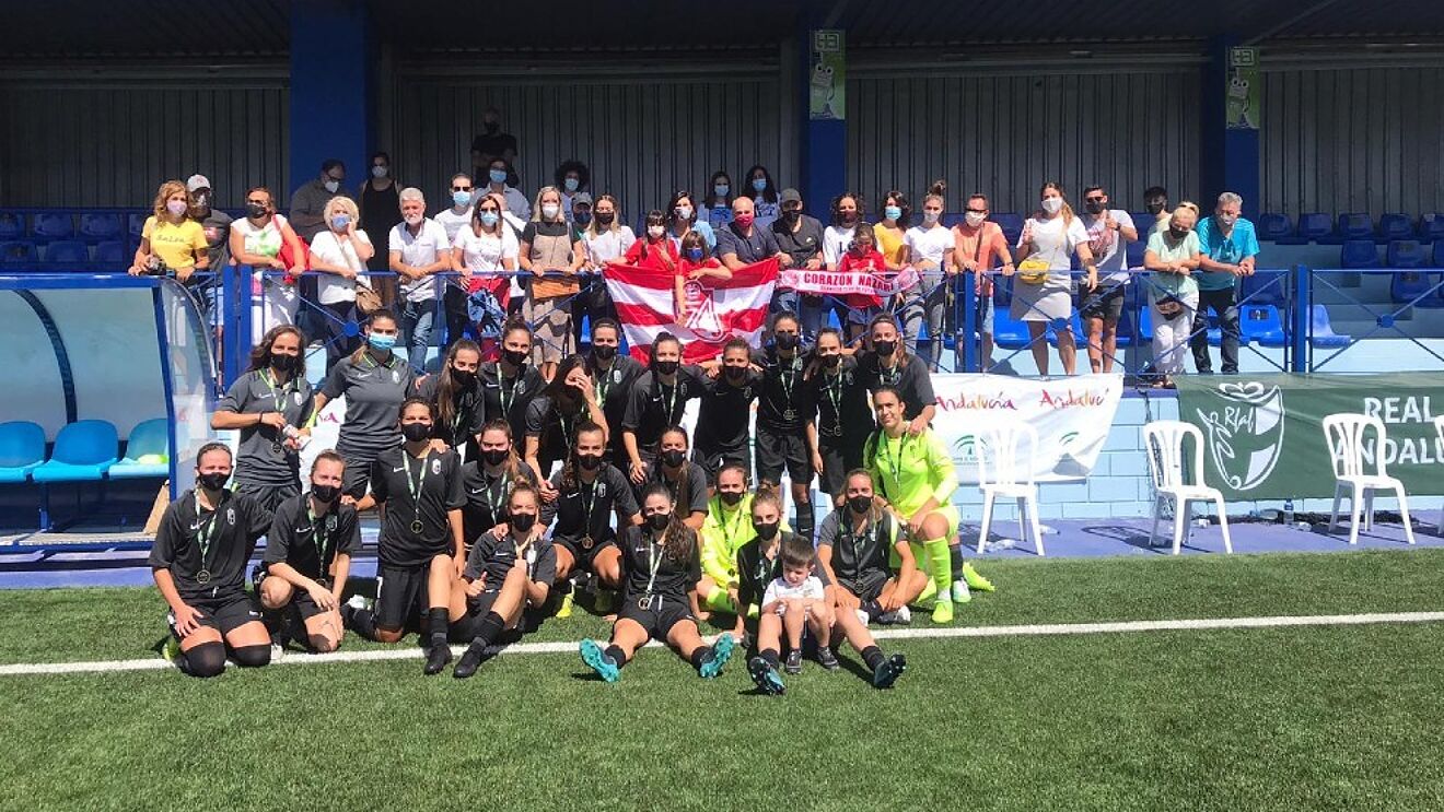 La Pe�a Remando Juntas con el equipo femenino del Granada C.F.
