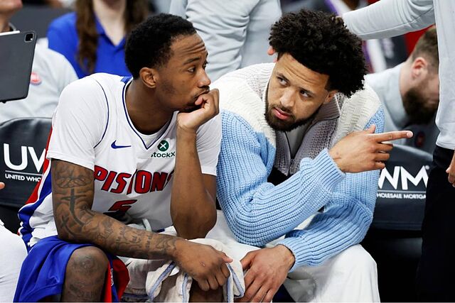 Cade Cunningham hace una indicaci�n a su compa�ero Ron Holland.