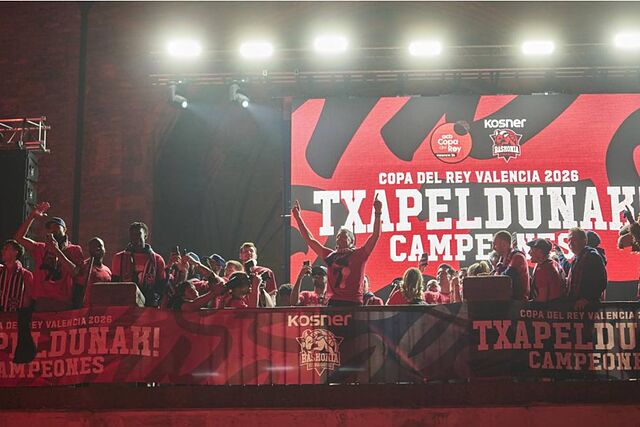 Paolo Galbiati, junto a su plantilla, celebra la Copa del Rey en el balc�n de la Plaza de la Virgen Blanca.