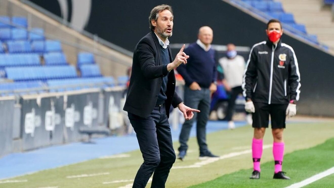 Vicente Moreno da instrucciones durante un partido.