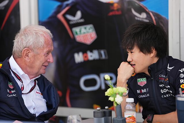 Helmut Marko y Yuki Tsunoda en el GP de los Estados Unidos.