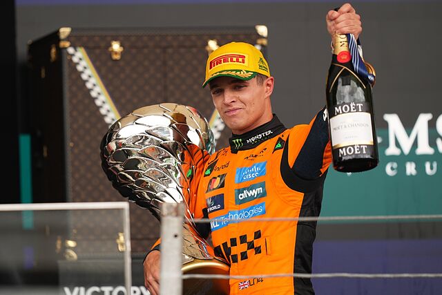 Lando Norris celebrando su victoria en el GP de Brasil.