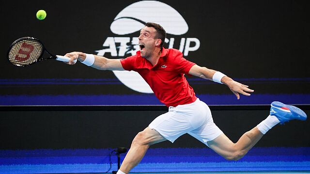 Roberto Bautista alcanza una bola en el partido ante Casper Ruud.