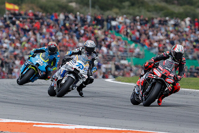 Bezzecchi, por delante de �lex M�rquez y Ra�l Fern�ndez, en Cheste.