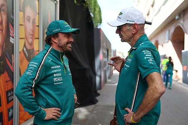 Alonso y Newey conversan en el GP de M�naco 2025.
