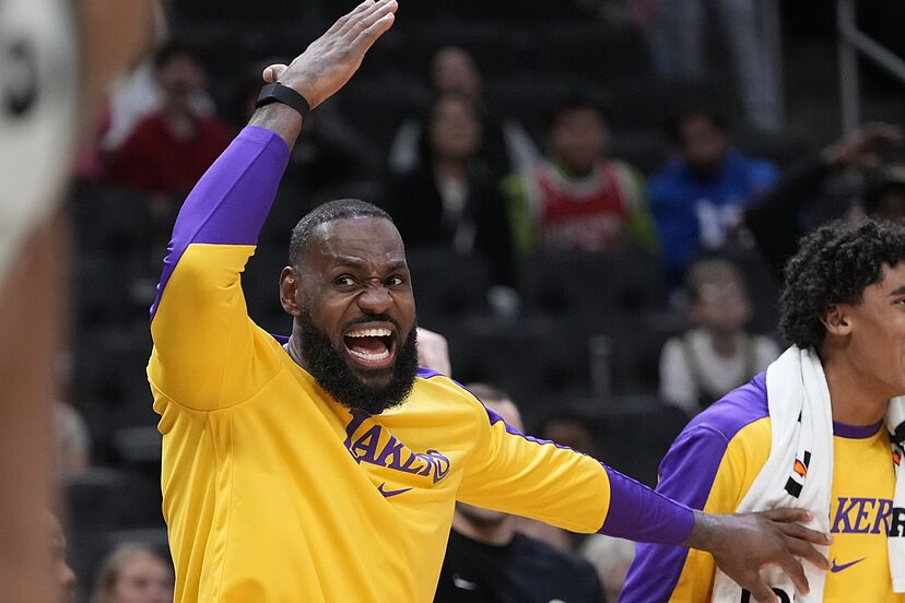LeBron James lashes out at Lakers teammate frustrated by Bronny situation |  Marca
