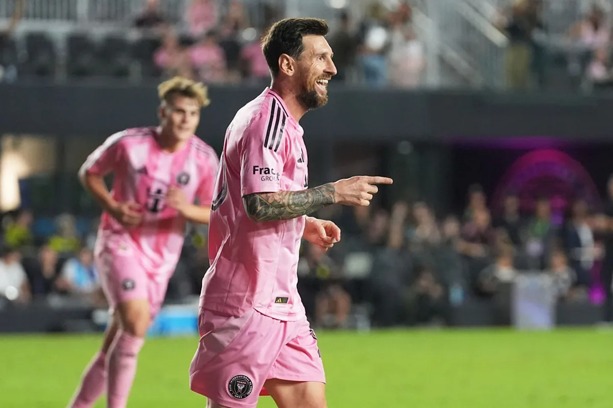Lionel Messi calmly signs fan's Argentina shirt in unexpected street moment