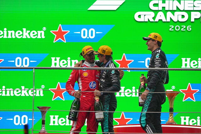 Hamilton abraza a Antonelli en el podio de China.