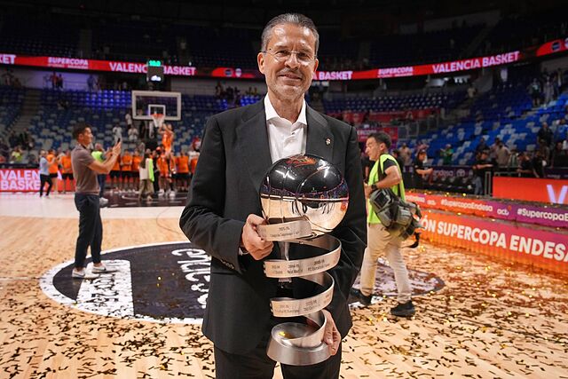 Pedro Mart�nez, con el trofeo de la Supercopa Endesa.