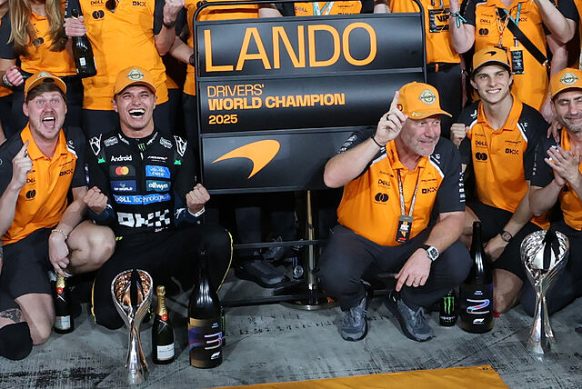 Norris, junto a Zak Brown, Stella y Piastri, en la celebraci�n de McLaren.