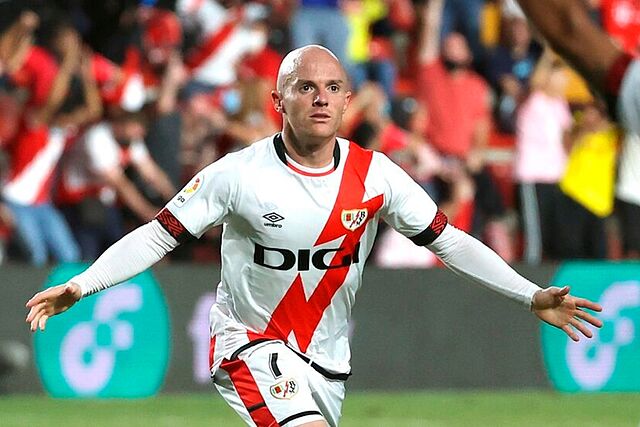 Isi celebra un gol con el Rayo Vallecano esta temporada.