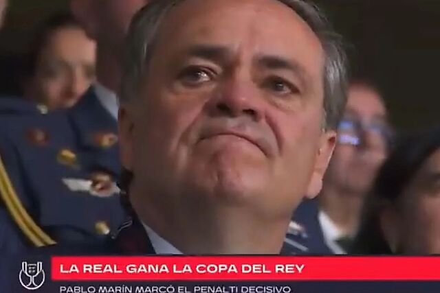 Jokin Aperribay, emocionado en el momento de la entrega de la Copa.