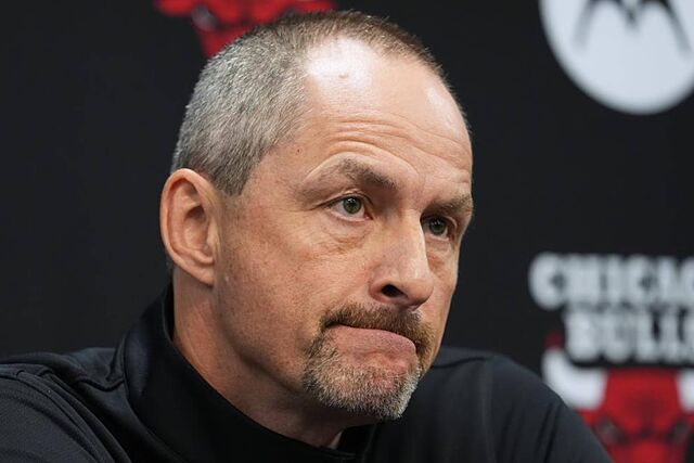 Arturas Karnisovas, vicepresidente de operaciones de los Bulls, durante una rueda de prensa.