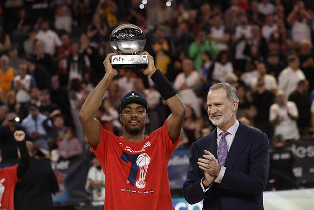 Trent Forrest con el trofeo MVP entregado por Felipe VI.