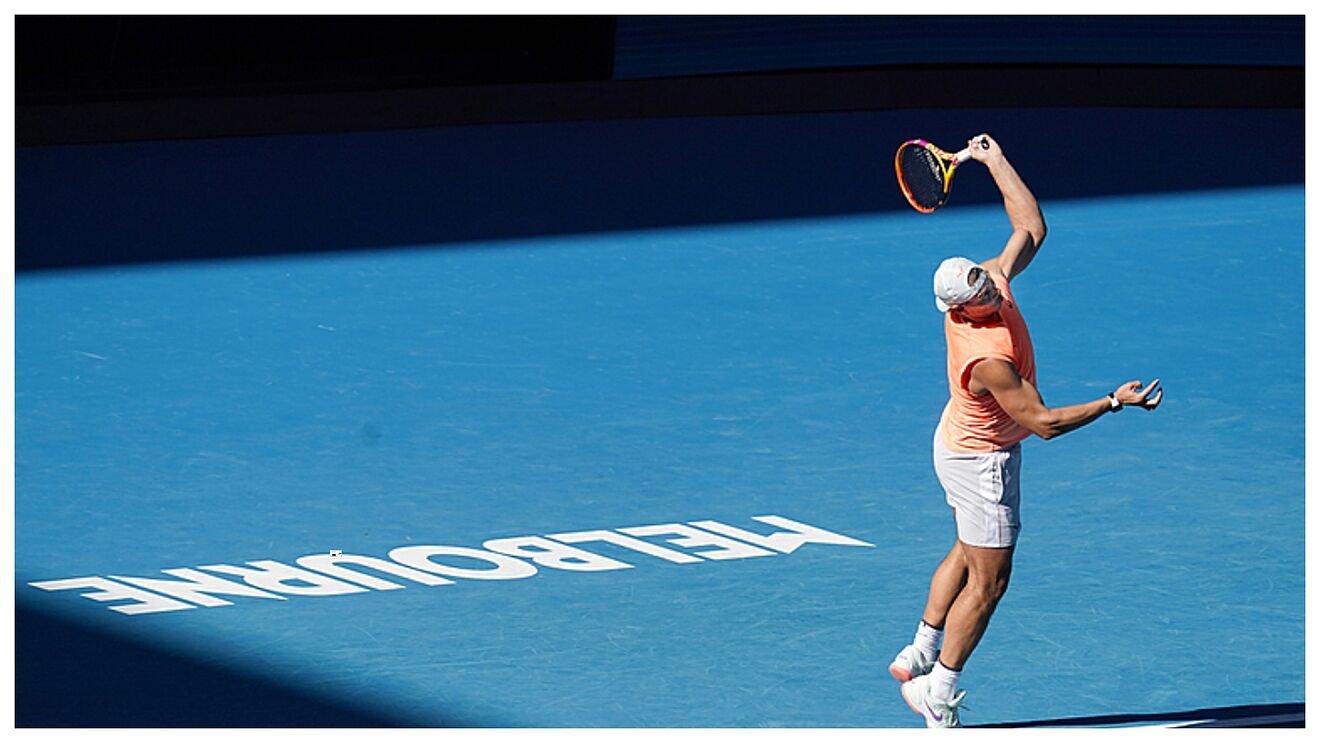 Nadal, en el momento de realizar un saque