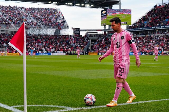Leo Messi se dispone a sacar un c�rner.