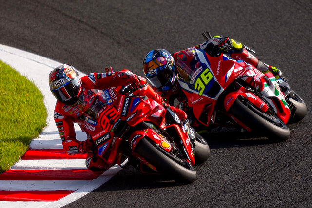 Marc M�rquez, perseguido por Joan Mir, en el trazado nip�n.