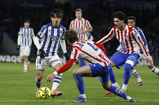 El centrocampista japon�s de la Real Sociedad Takefusa Kubo (i) centra un bal�n durante el partido de la jornada 18 de LaLiga que Real Sociedad y Atl�tico de Madrid. EFE/Juan Herrero