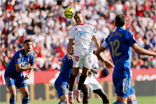 Alexis cabeceando un bal�n en el partido de la primera vuelta.
