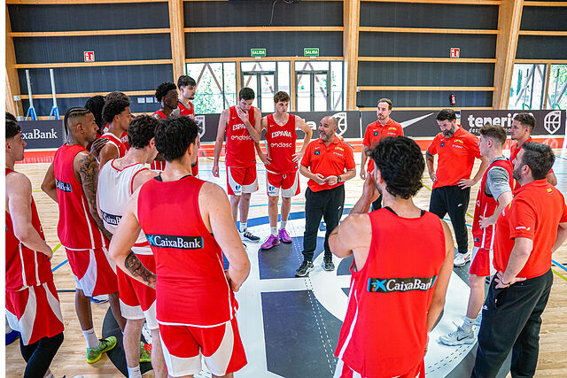 El seleccionador Chus Mateo con su grupo de trabajo en el training camp de la selecci�n.