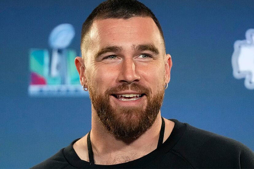 Fans given a sneak peek at Travis Kelce's new hairstyle ahead of  Chiefs-Bills playoff game | Marca