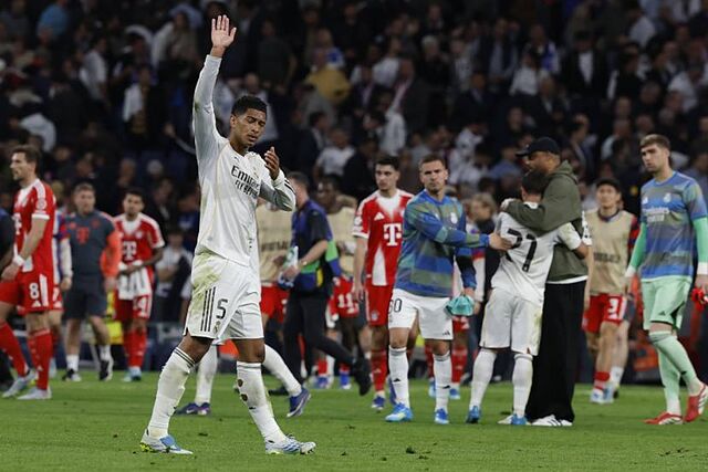 Bellingham saluda a la afici�n al final del partido ante el Bayern.