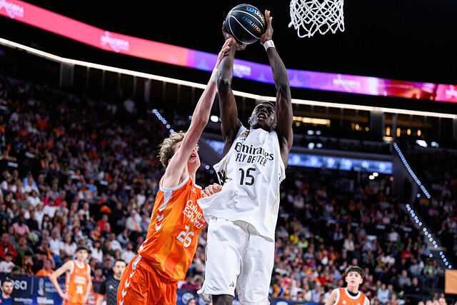 Traor� trata de anotar ante la oposici�n de Czarnecki.