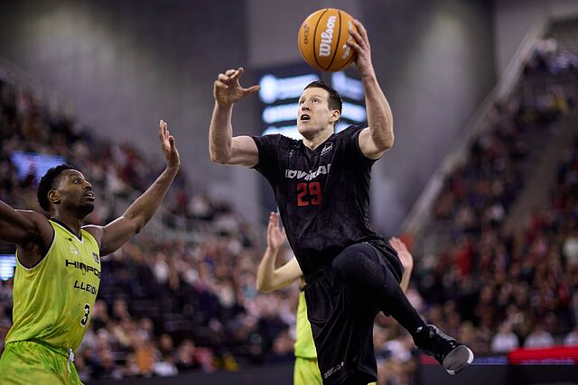 Luka Bozic penetra a canasta en el partido de ayer ante Lleida.