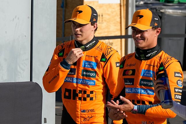 Oscar Piastri y Lando Norris en el paddock tras la sesi�n de clasificaci�n del GP de Italia.